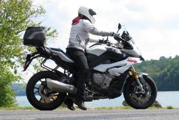 3 Langkah aman naik motor untuk pengendara bertubuh pendek